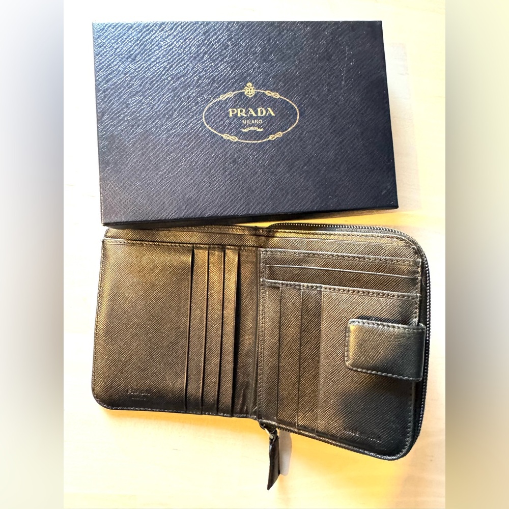 Prada Wallet - Picture 5 of 9